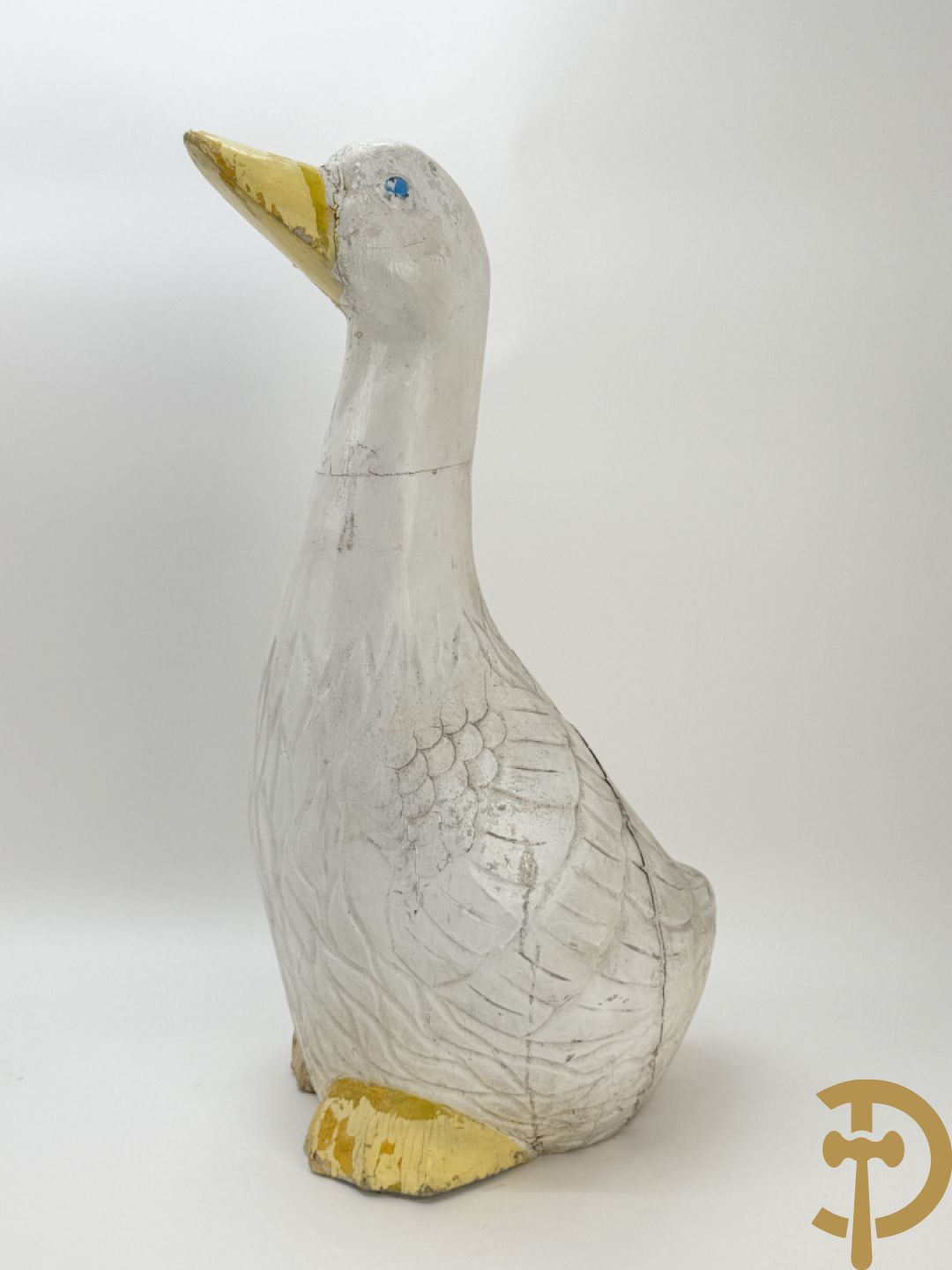 Plastic Donald Duck zittend op 3 boeken, onderaan gemerkt Disney + houten gesculpteerd beschilderde eend