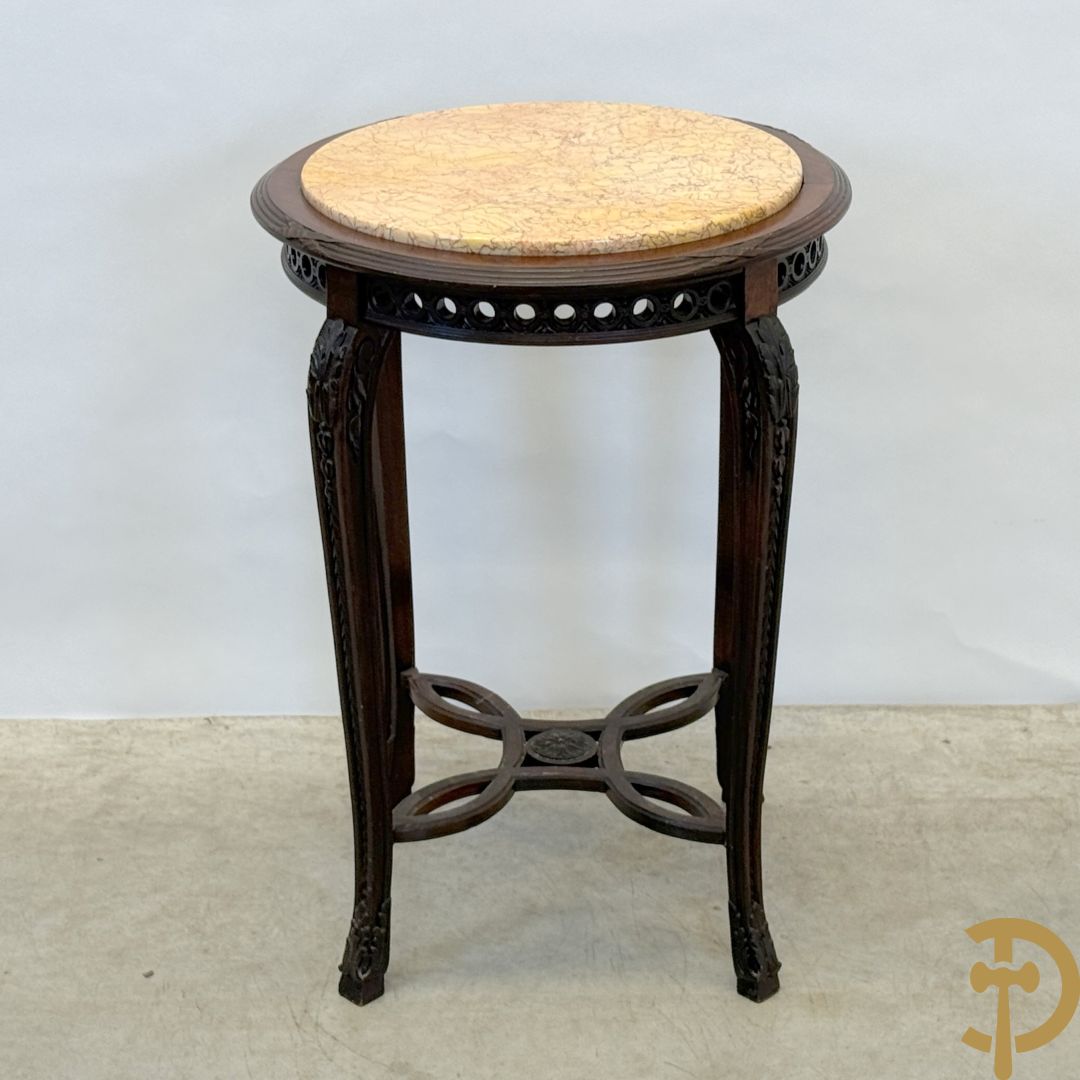 Notelaren bijzettafel met marmeren blad op voluutvormige poten