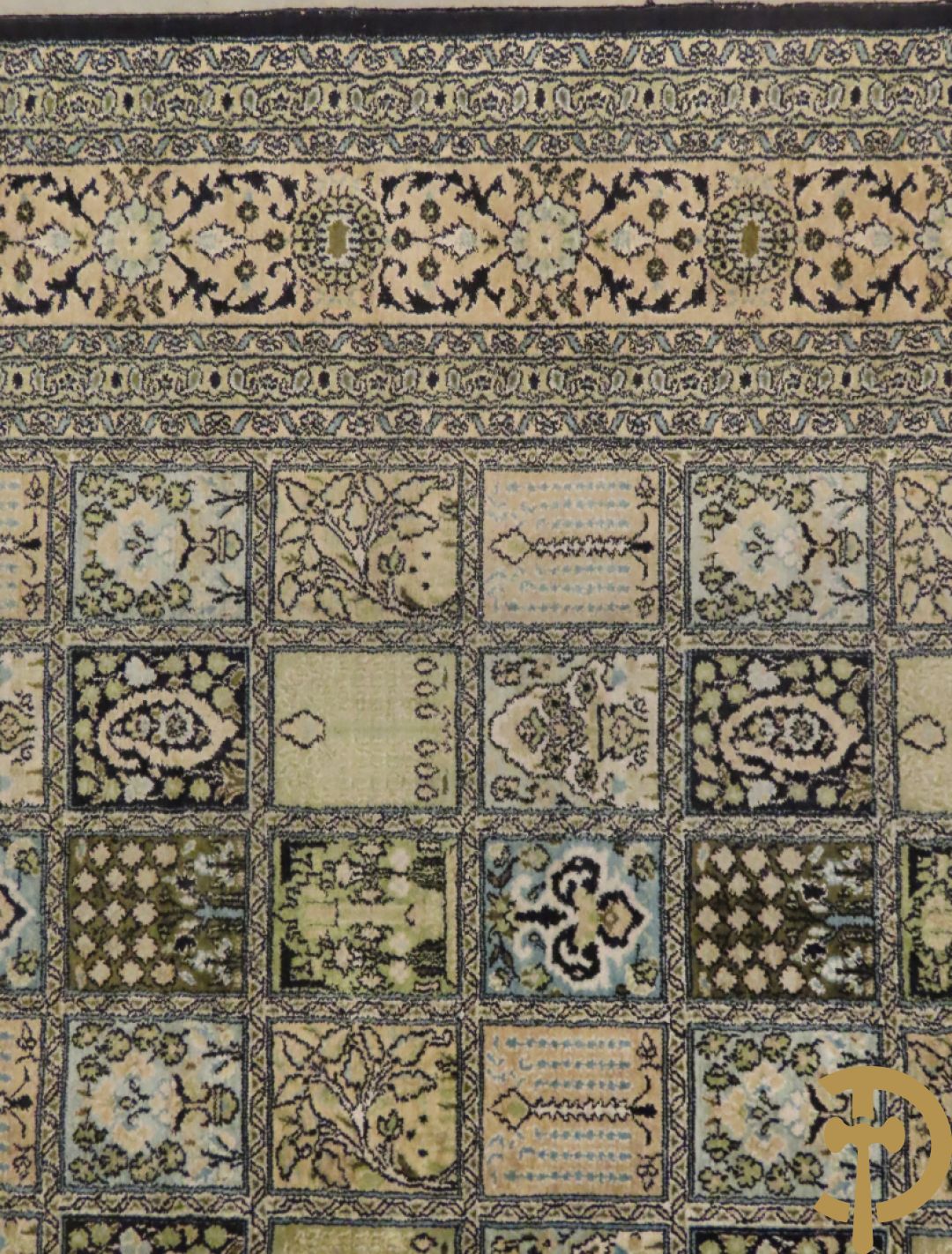 Oosters handgeknoopt tapijt zijde op katoen met patronen