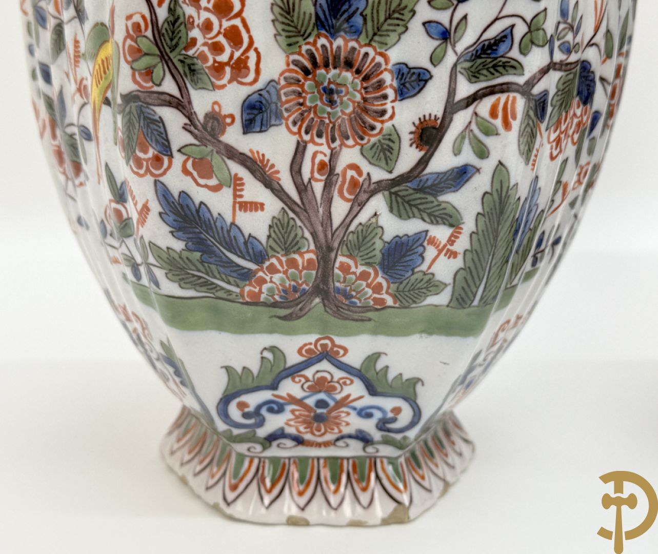 Paar polychrome Delftse zeshoekige dekselvazen met bloemen- en vogeldecor + 4 Strassbourgborden