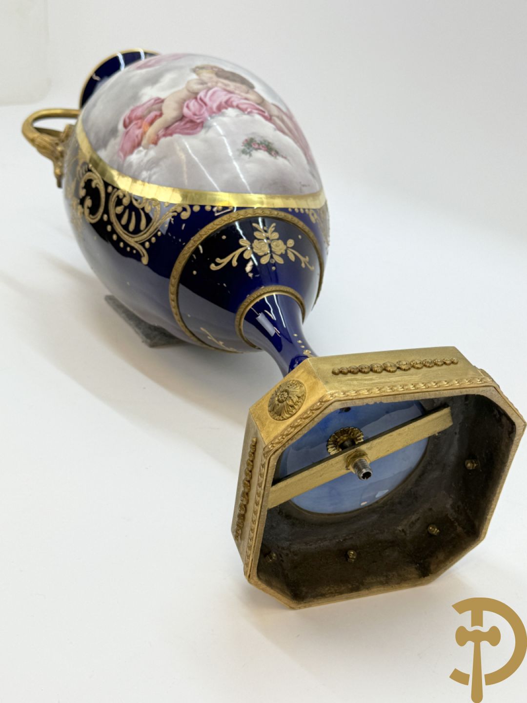 Paar Sèvres stijl vazen met bronzen oren en éénzijdig decor van cupido