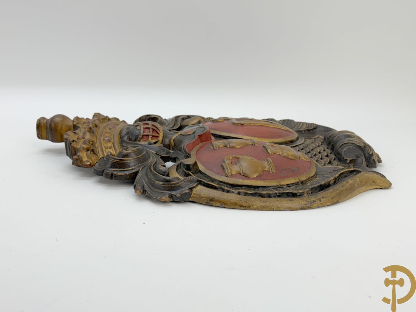 Houtgesculpteerd wapenschild met cartouche bovenaan en embleem met kannen en harp