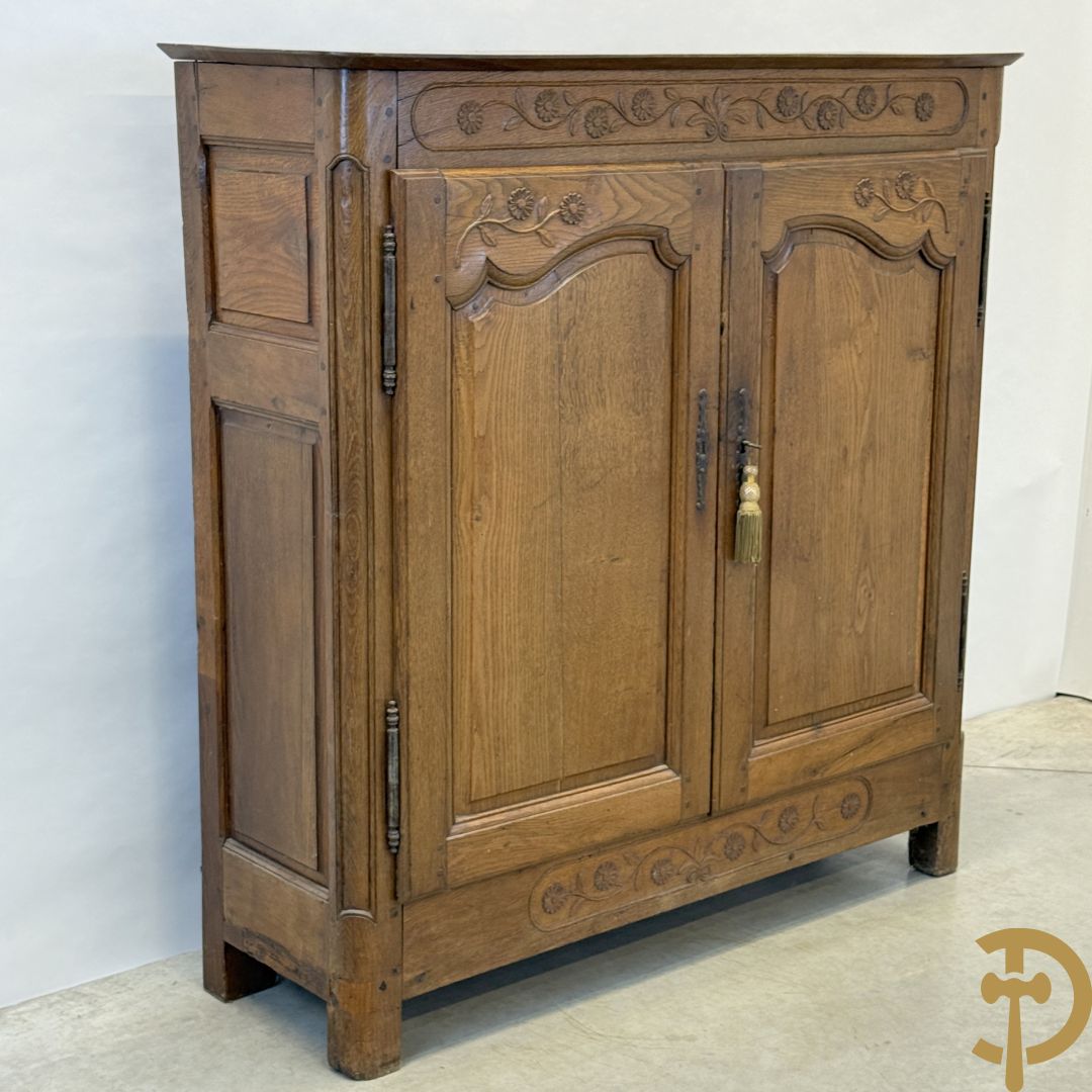 Massief eiken tweedeursdresse met gesculpteerde bloemen en afgestoken panelen in de deuren, Louis XV stijl, 19e