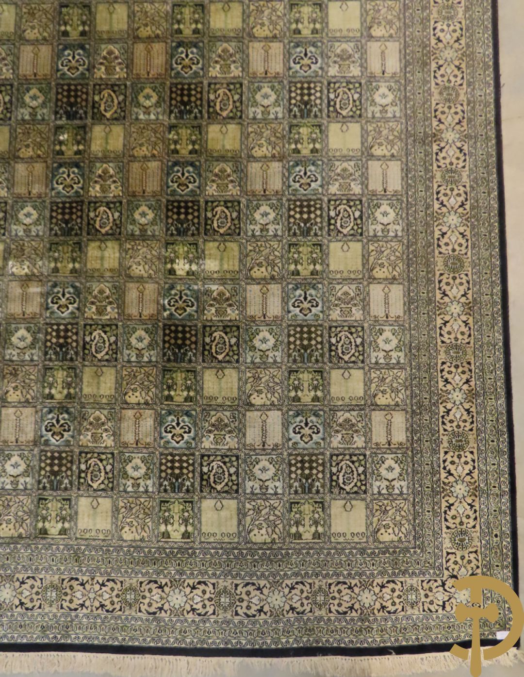 Oosters handgeknoopt tapijt zijde op katoen met patronen