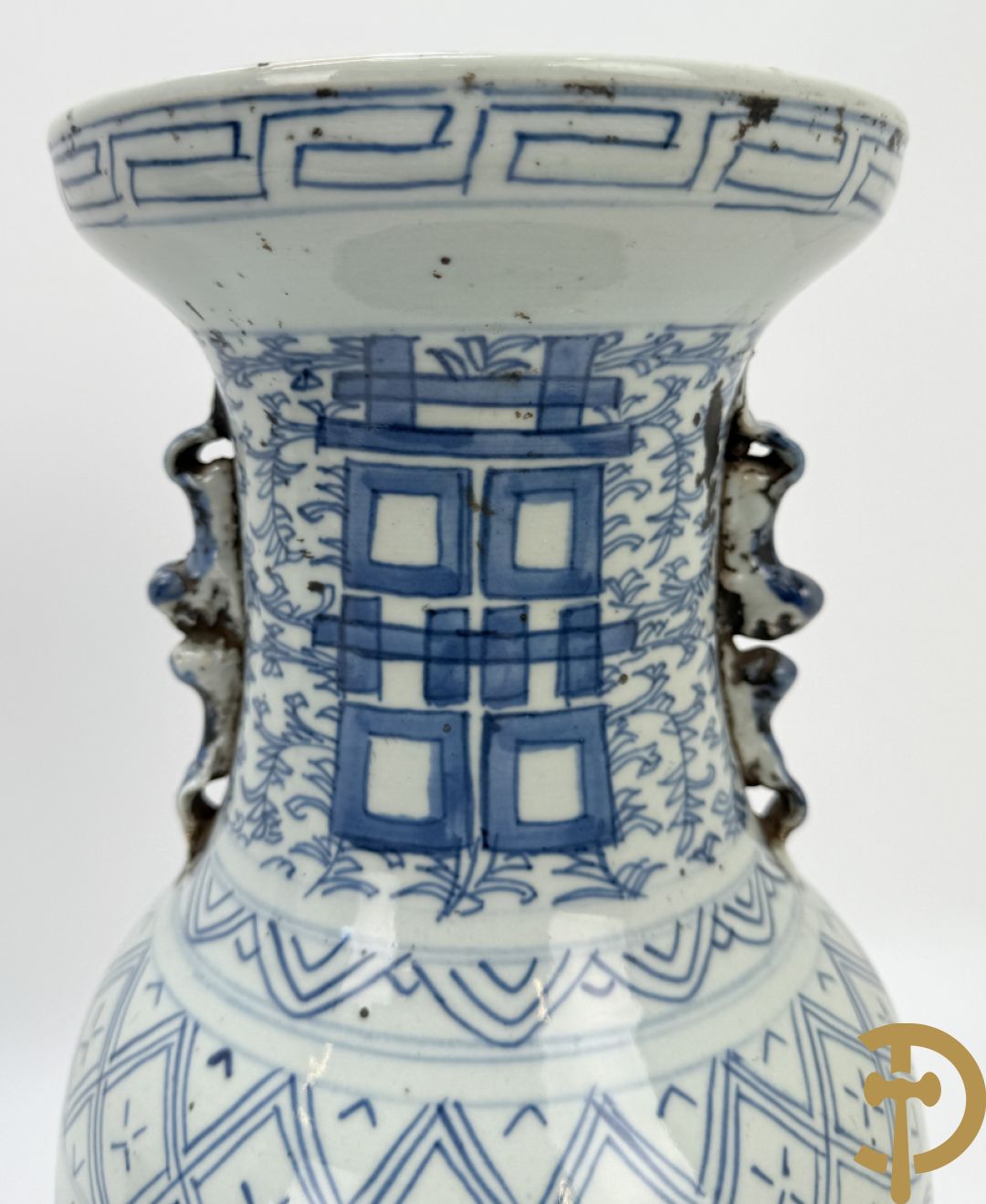 Paar blauw/witte Chinese porseleinen vazen met tekens en accanthusranken, 19e