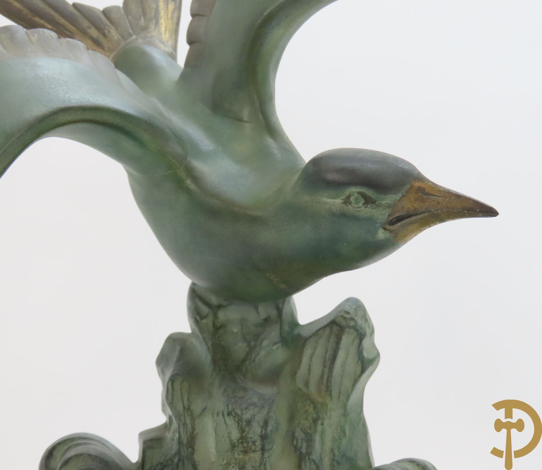 Ongetekend Art Deco zamak beeld van een vliegende zwaluw op golf, onderaan op marmeren sokkel