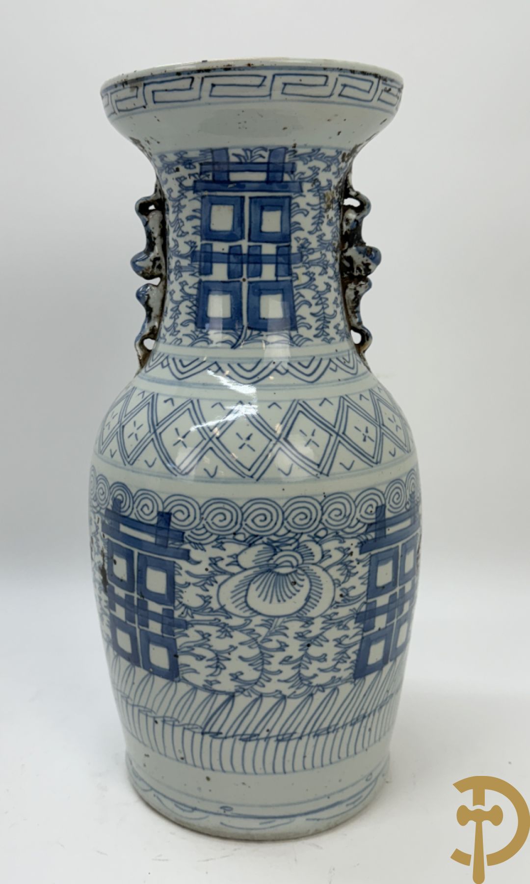 Paar blauw/witte Chinese porseleinen vazen met tekens en accanthusranken, 19e