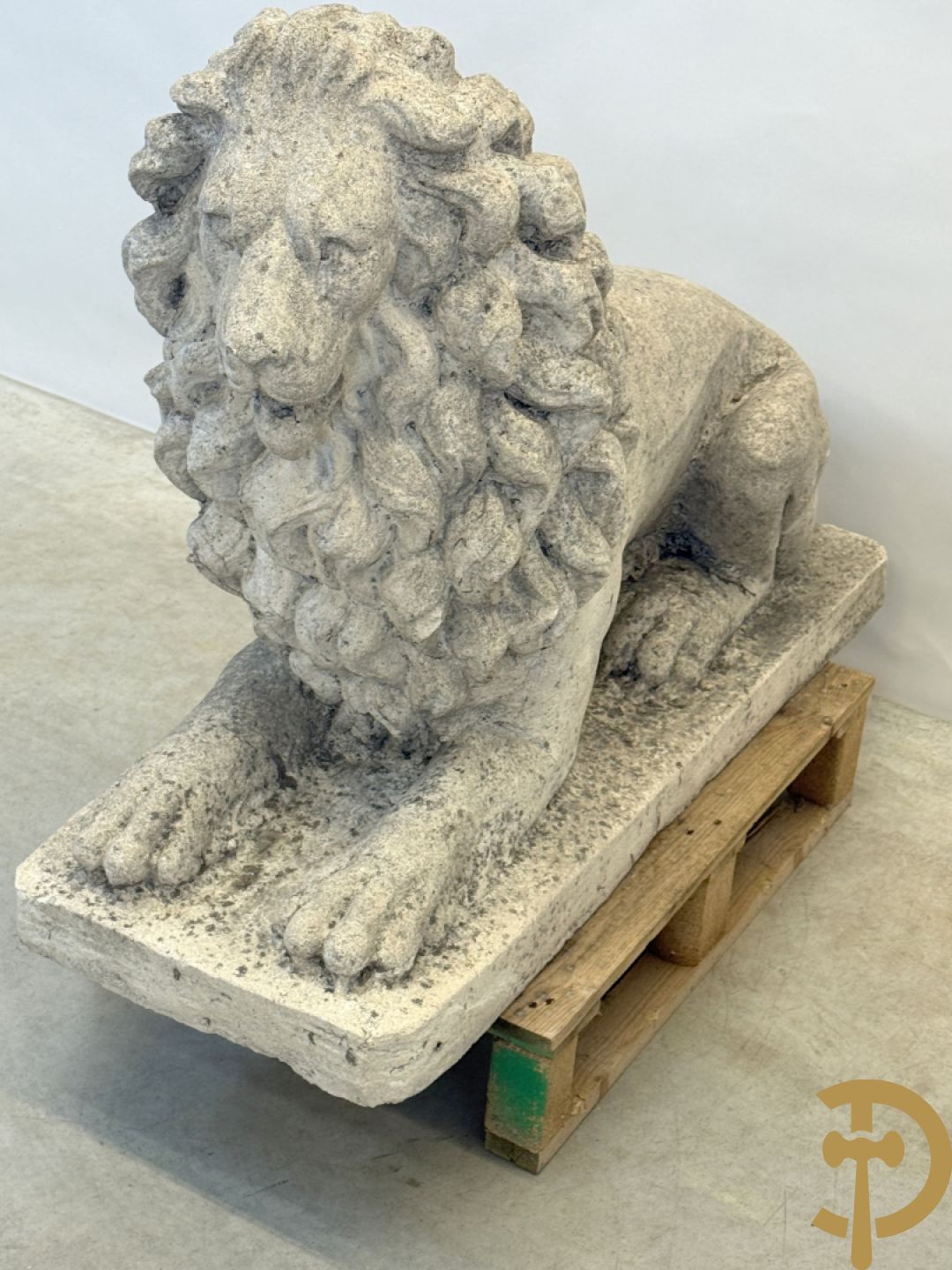 Paar betonnen tuinbeelden van leeuwen