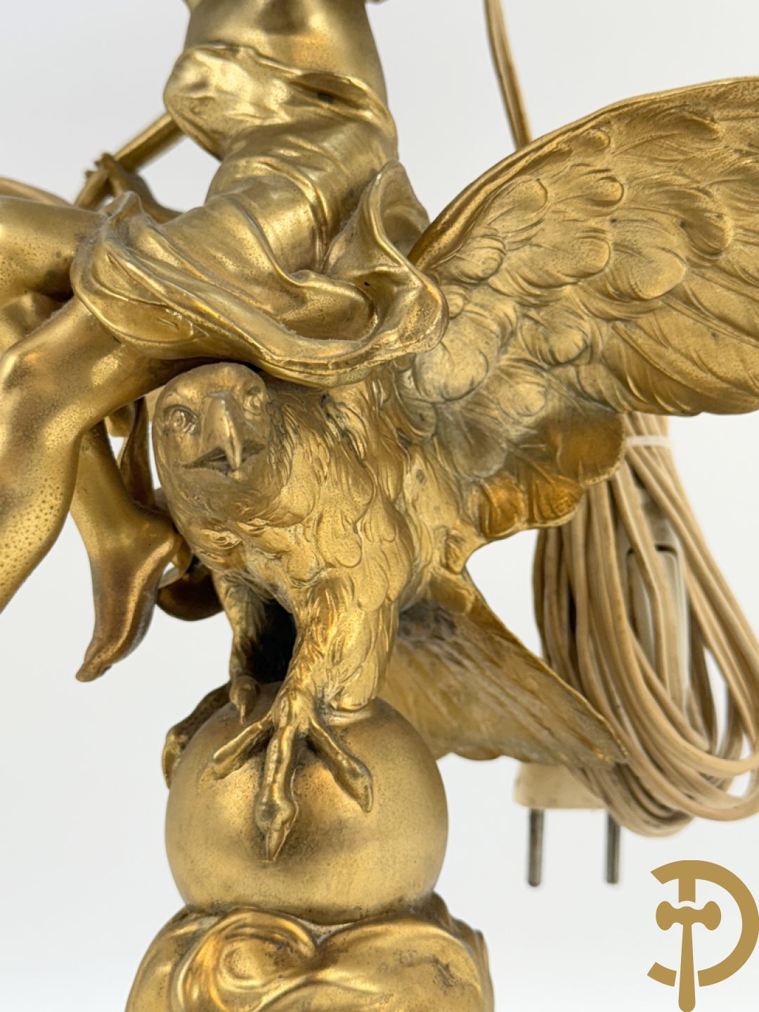 Metalen vergulde lampadaire met dame op arend