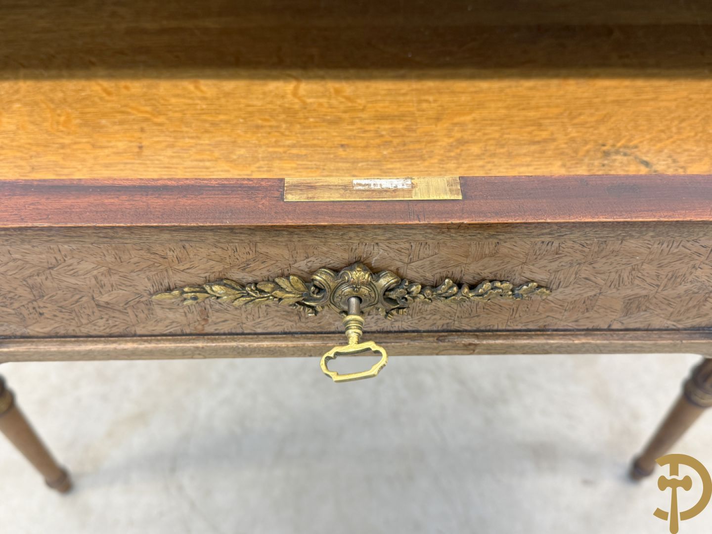 Frans notelaren damesschrijfbureel met marketterie, bronsbeslag, lederen blad, grote lade onderaan en 2 kleine lades boven, 19e