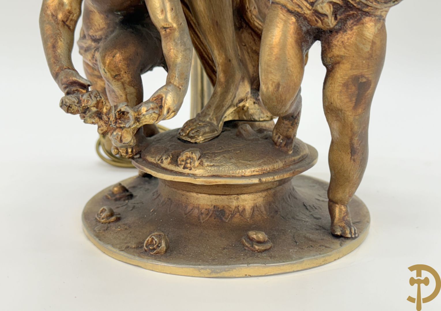 POITE getekend - Vuurverguld bronzen beeld van dame met kinderen houdende een toorts, achteraan 5 lichtpunten