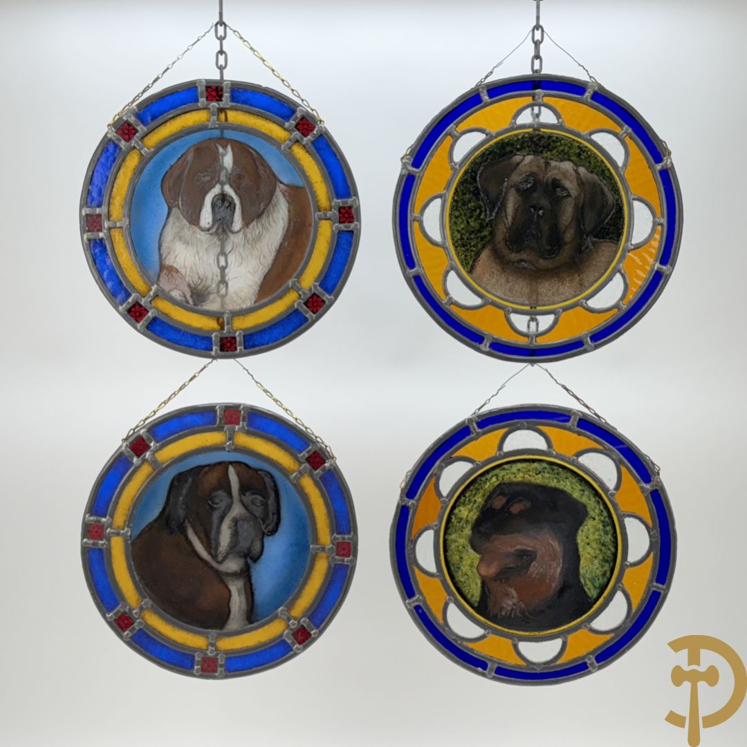 Vier gekleurde loodramen met afbeeldingen van honden