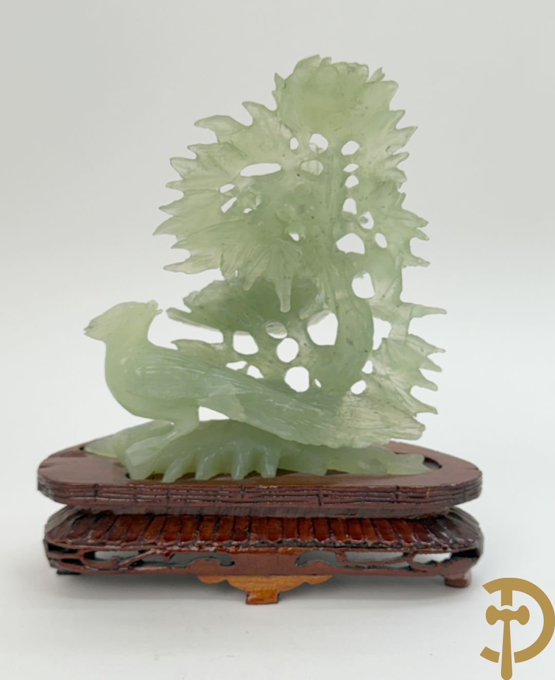 Drie jade sculpturen van vogels met bloemen op sokkel