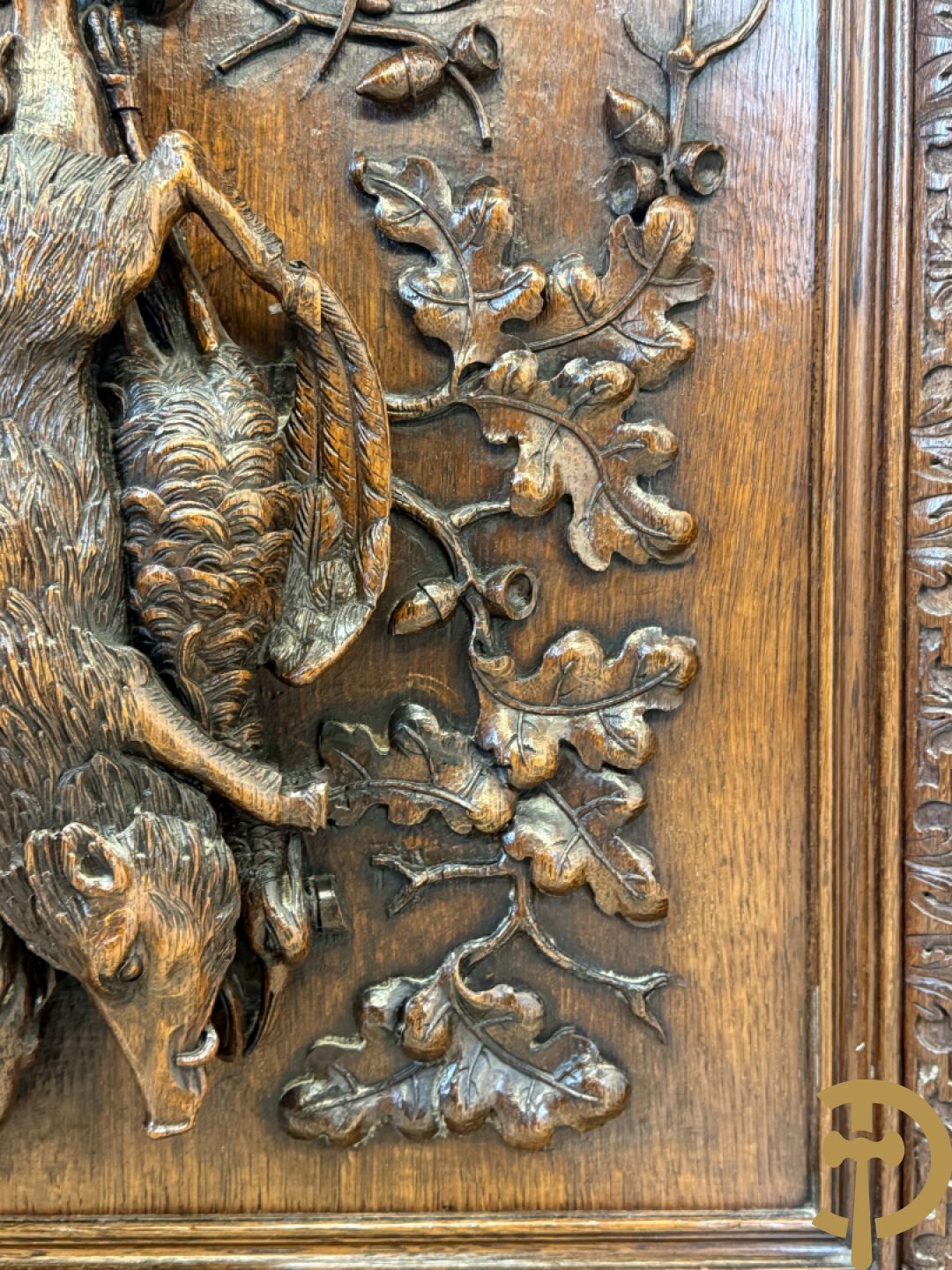 Massief eiken jacht deux-corps, bovenaan met vitrine, zijdelings met getorste zuilen, onderaan met sculptuur van everzwijn en eikebladranken