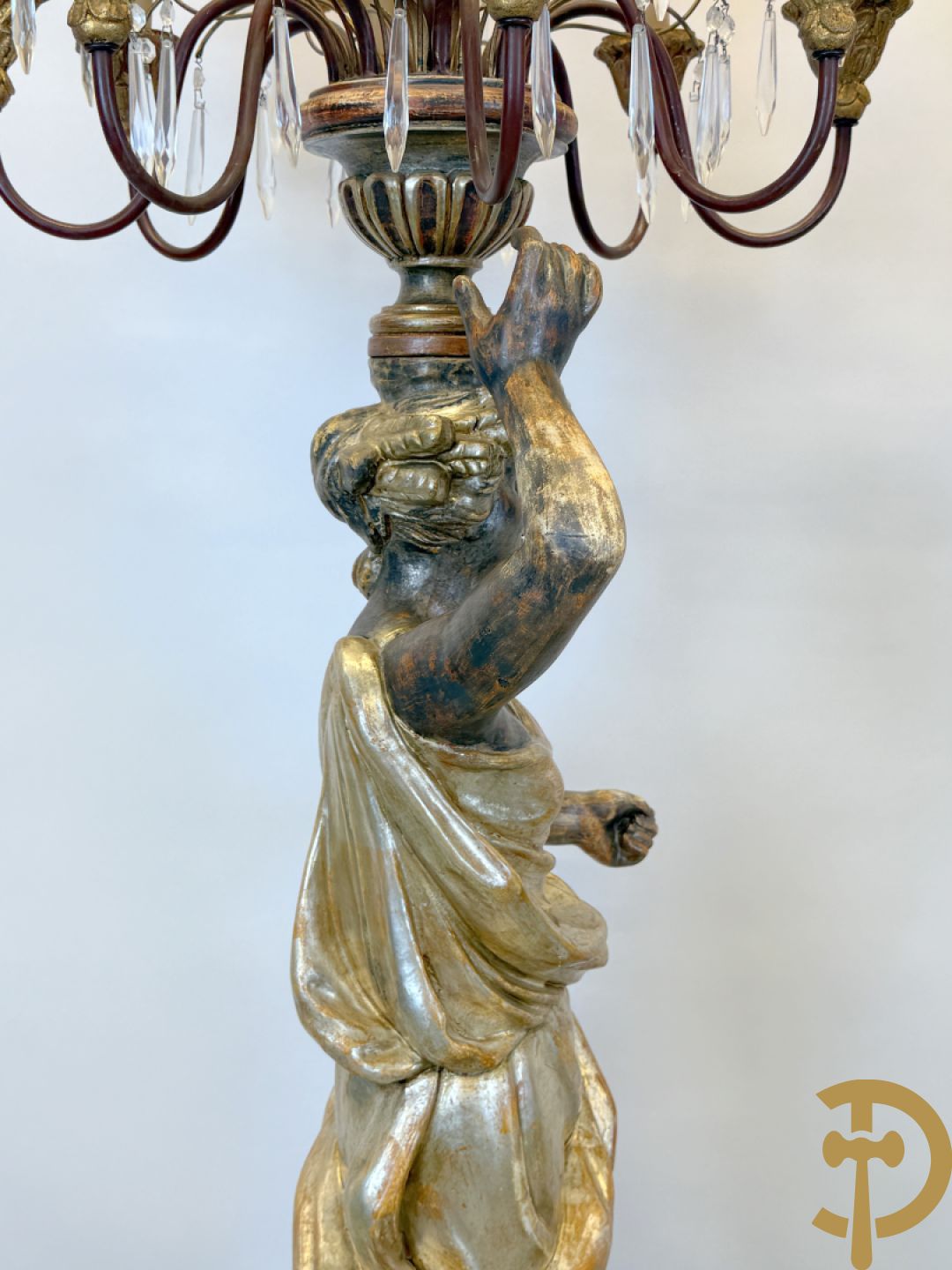 Paar gepolychromeerde dames op sokkel, bekroond met achtarmige kandelaar met lichtpunten en bellen, Italiaans, jaren 