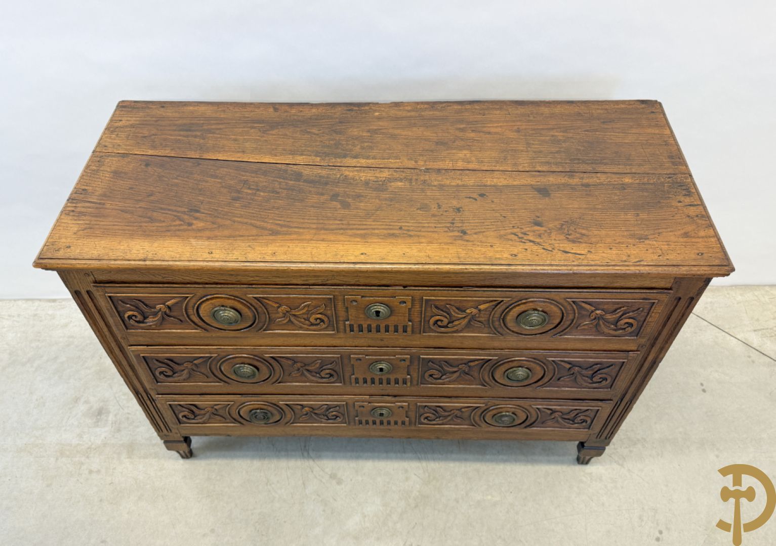 Massief eiken Louis XVI drieladencommode met gepanneleerde zijkanten en accanthusranken in de lades