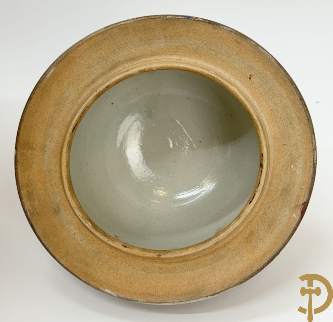 Japanse imari dekselpotiche met rood/blauw decor van bloemen in cartouches