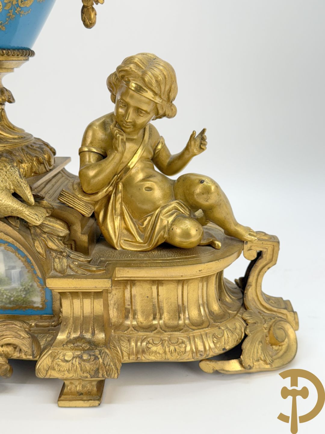 Driedelige bronzen Franse garnituur bezet met cupido