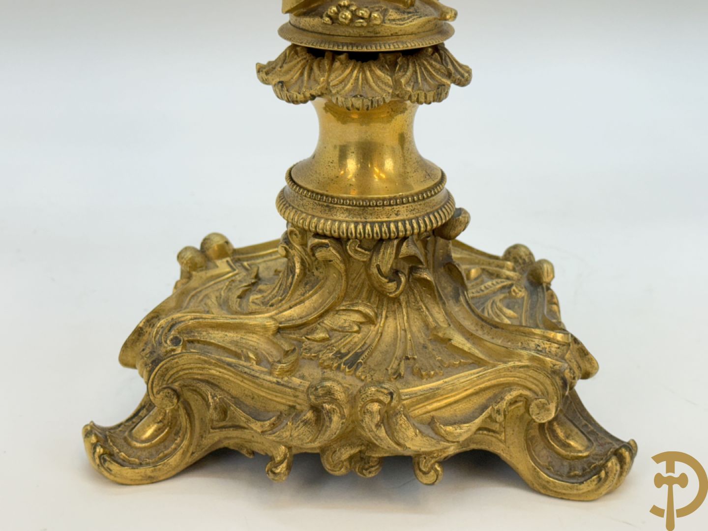 Paar bronzen kandelaars met sater en naakte dame, versierd met accanthusranken en dierenmotieven