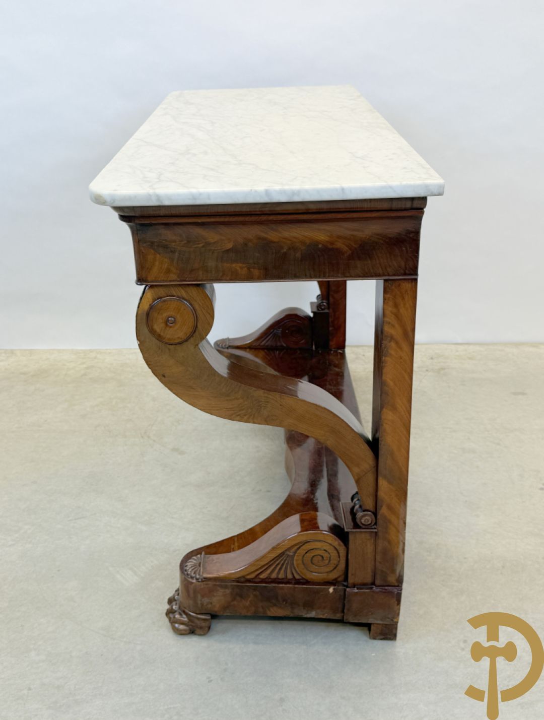 Mahoniehouten console Empire stijl met lade, op voluutvormige klauwepoten en met wit marmeren blad, 19e
