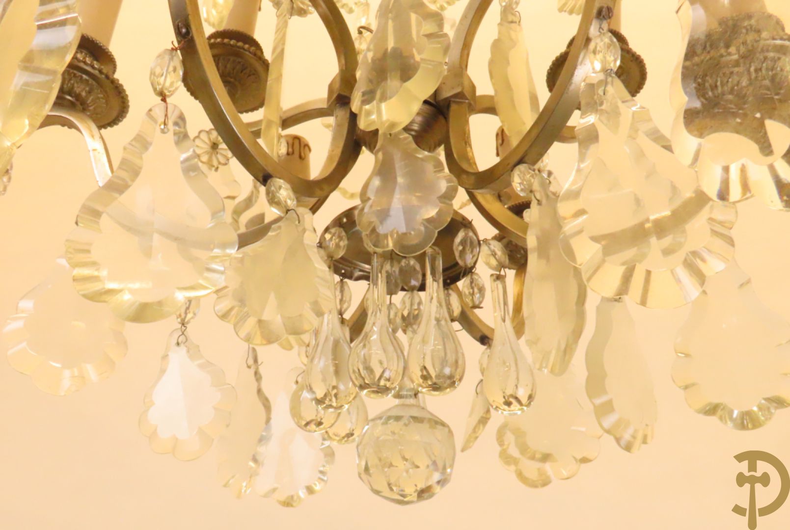 Franse chrome luchter met  9 lichtpunten bezet met tranenbellen en plakettes