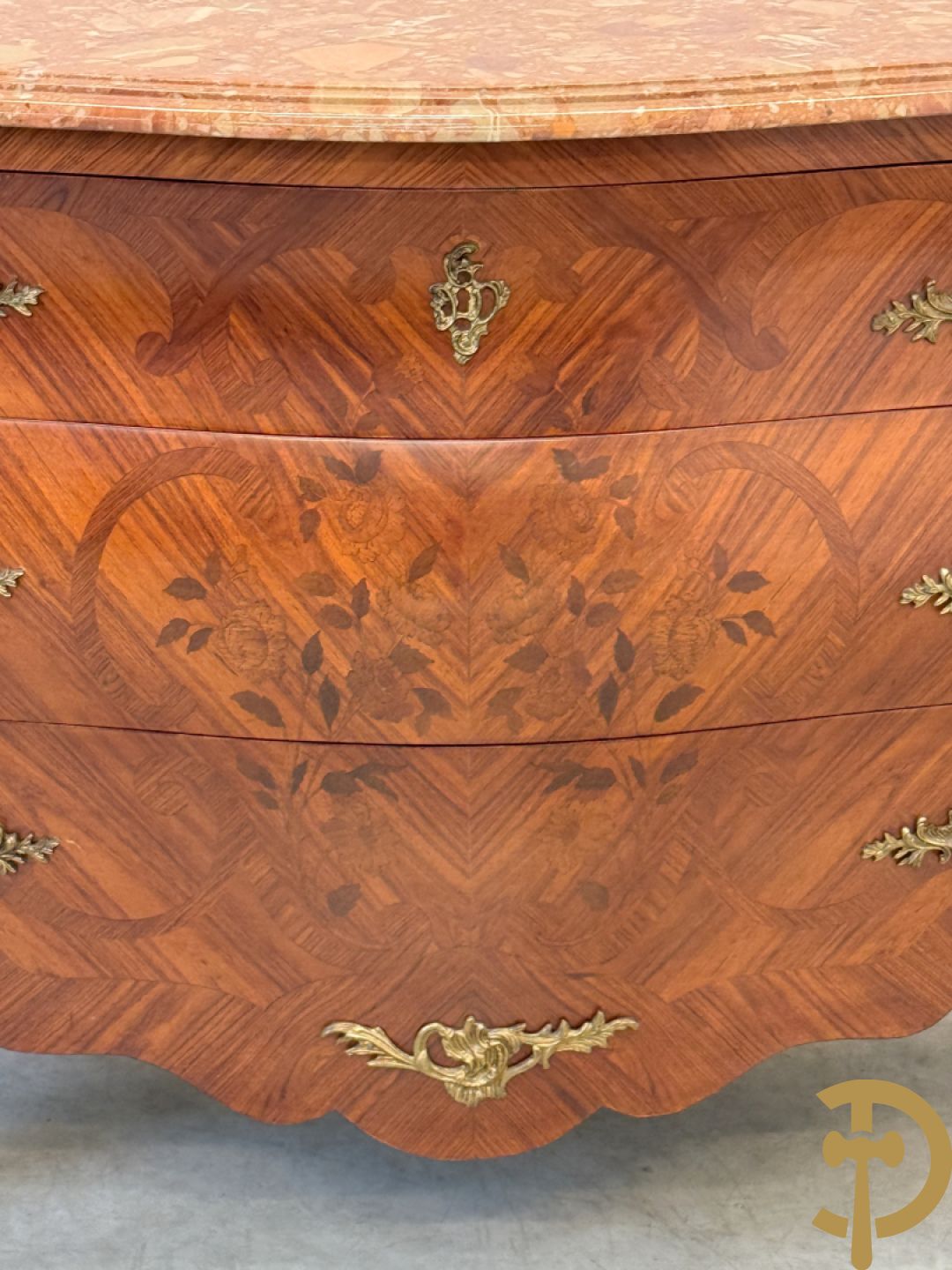 Notelaren gegalbeerde drieladencommode met bloemenmarquetterie en bezet met bronzen ornamenten, bovenaan met marmeren blad