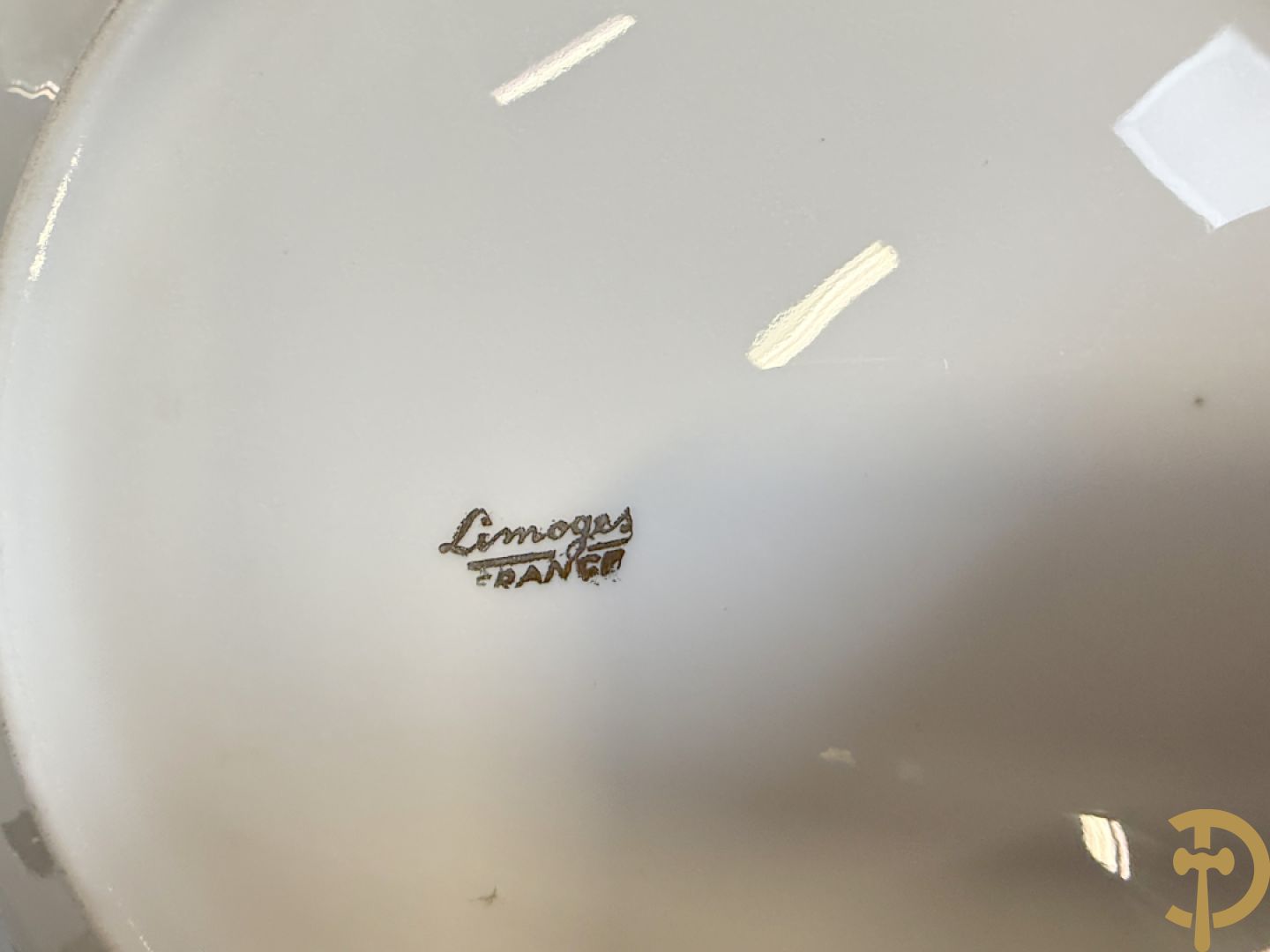 Porseleinen Limoges koffiekopjes en schoteltjes met vergulde accanthusranken + porseleinen Limoges borden met romantische geanimeerde taferelen + roze en blauwe Limoges vazen met romantische taferelen