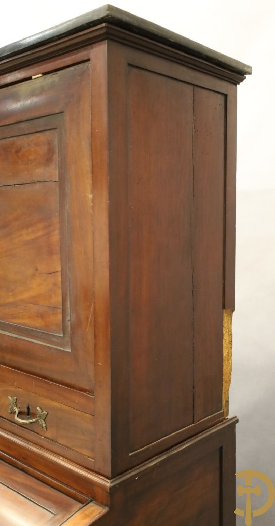 Imposant notelaren cilinderbureau met bovenbouw met ingemaakte lades, cilinderklep en uittrekbaar schrijfblad - drie deuren onderaan - 19e