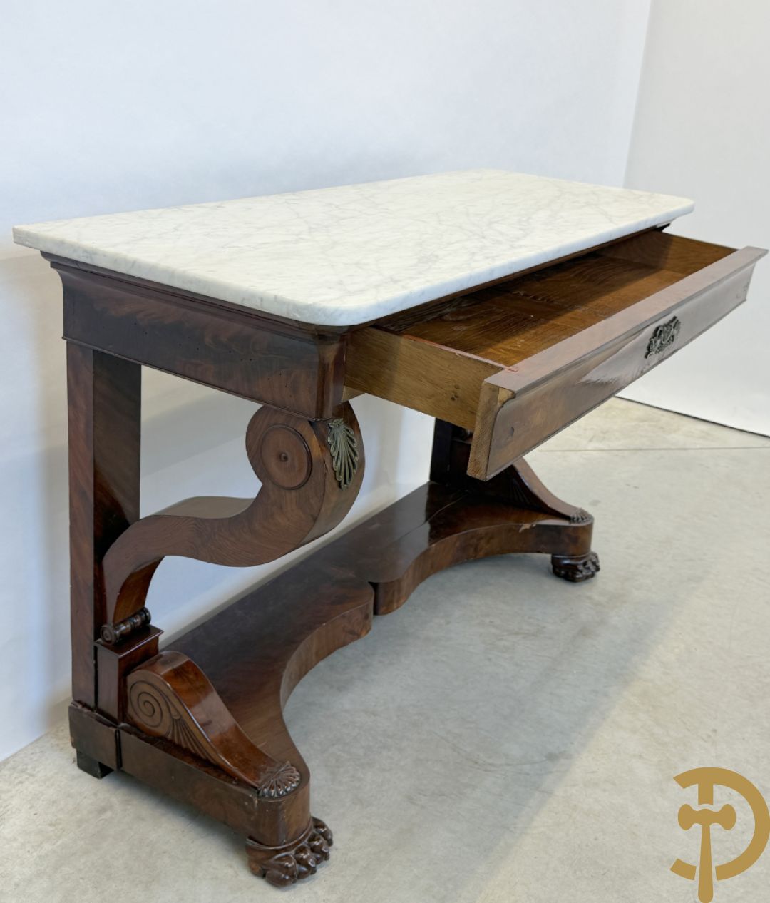 Mahoniehouten console Empire stijl met lade, op voluutvormige klauwepoten en met wit marmeren blad, 19e