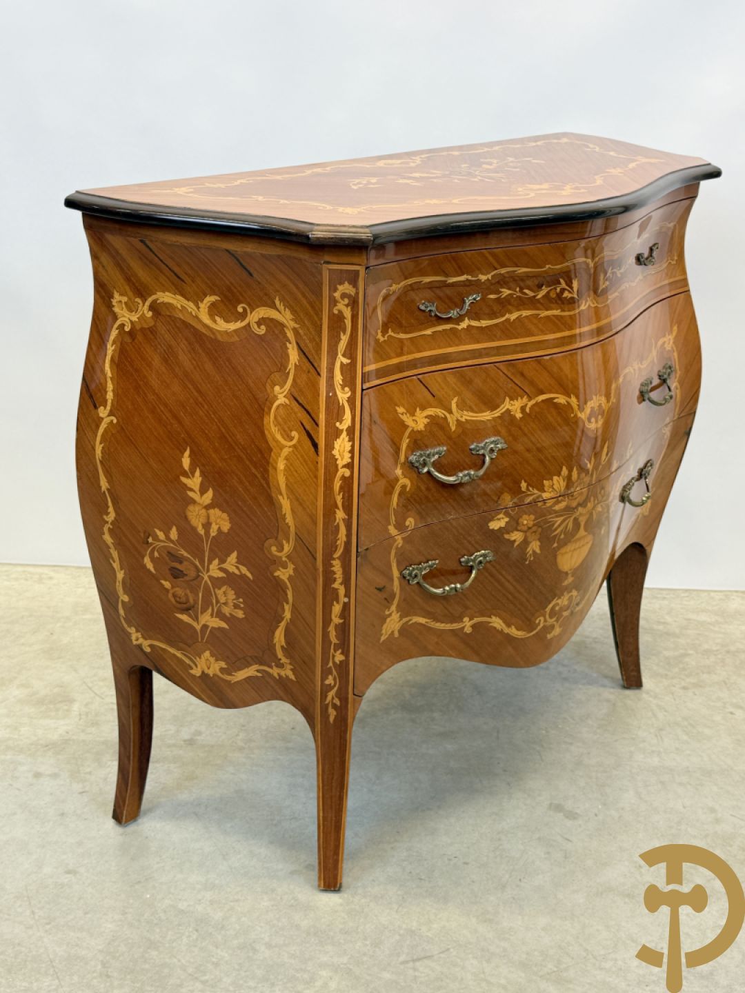 Gegalbeerde notelaren commode met 3 lades en bloemenmarketterie