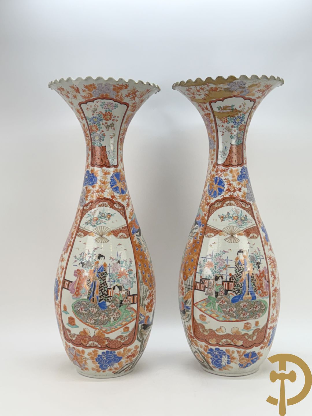 Paar Japanse porseleinen waaiervazen met bloemen en geanimeerd decor