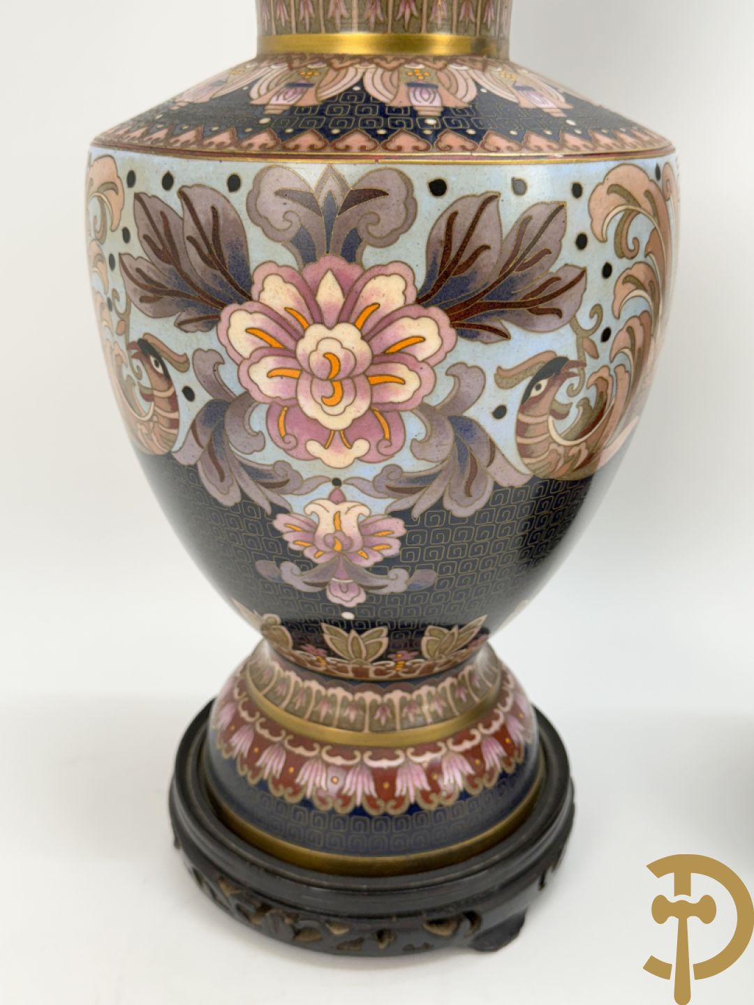 Paar ballustervormige cloisonévazen met decor van vogels en bloemen - op houten sokkel + paar kleine cloisonévazen met vogel en bloemendecor - op houten sokkel