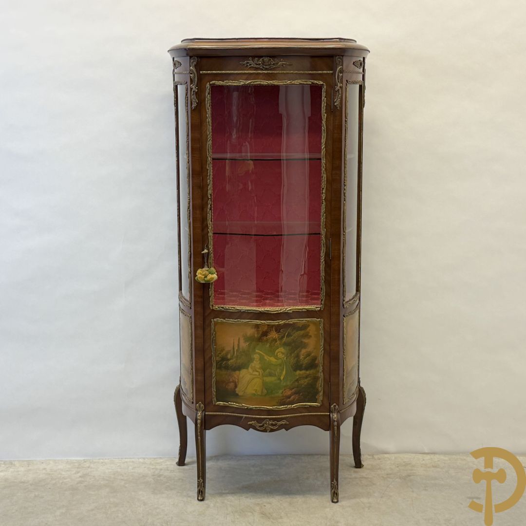 Notelaren gebombeerde Louis XV vitrine met handbeschilderde romantische taferelen en bezet met bronsbeslag