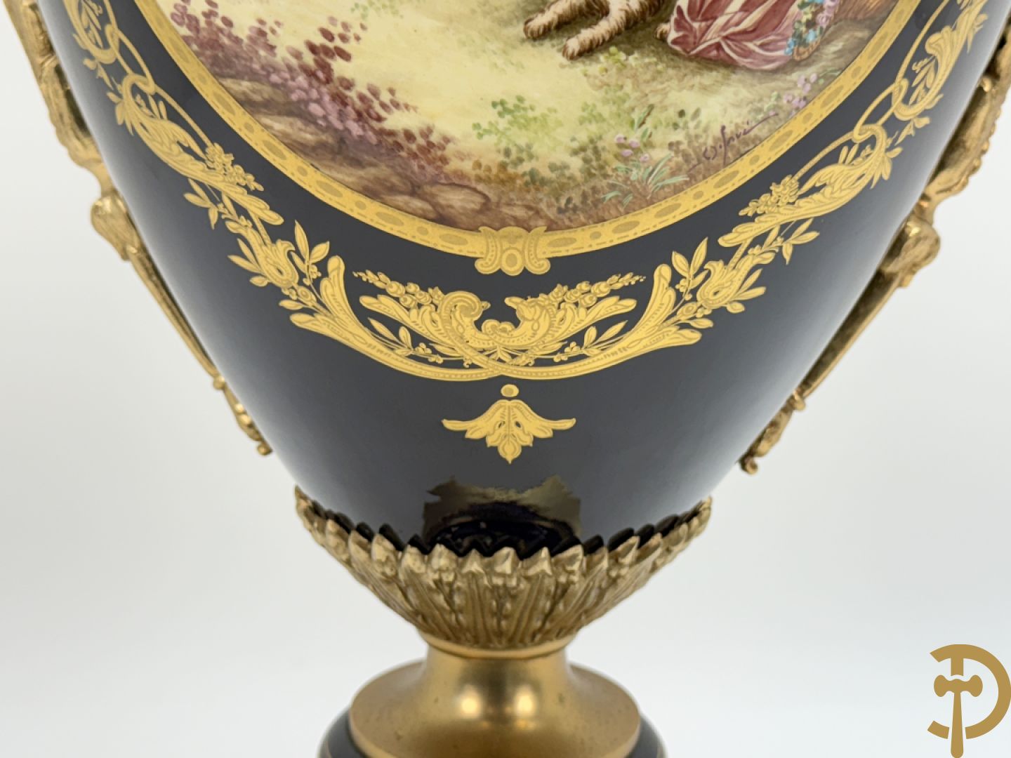 Onleesbaar getekend rechts onder, Sèvres stijl vaas met dubbel decor van romantische genrescène en landschapsscène, met bronzen ornamenten bezet