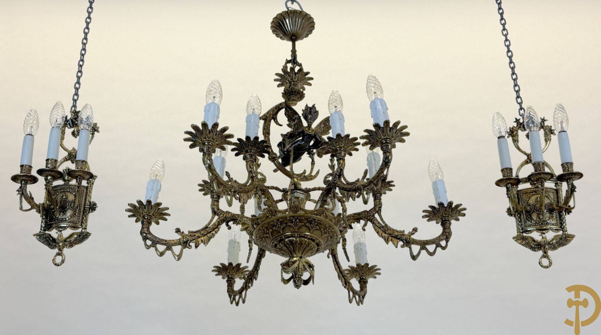 Bronzen vergulde luchter met gevleugelde fee en 12 armen + paar 3 armige applieken