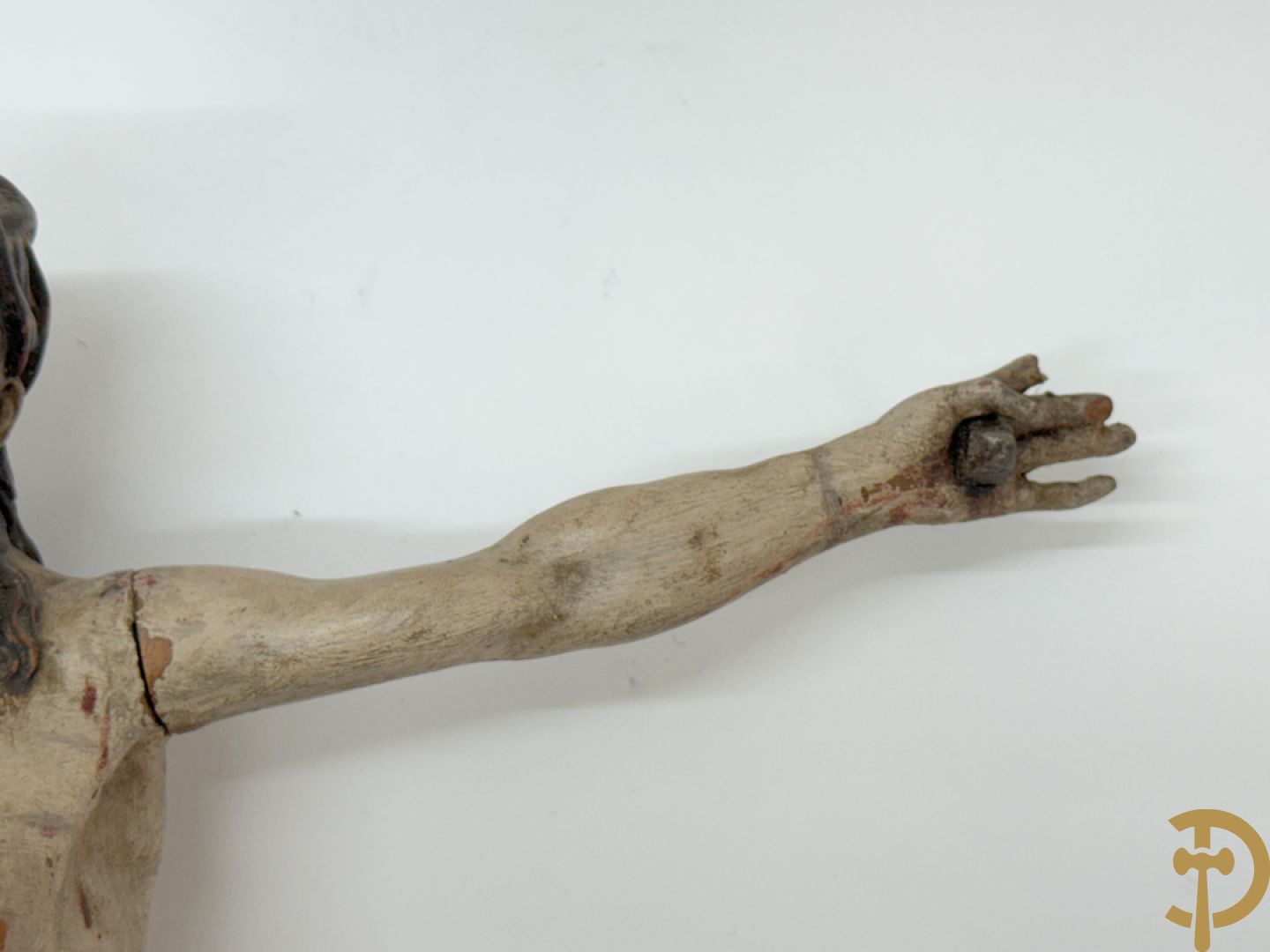 Twee houtgesculpteerde en gepolychromeerde corpussen, 18e