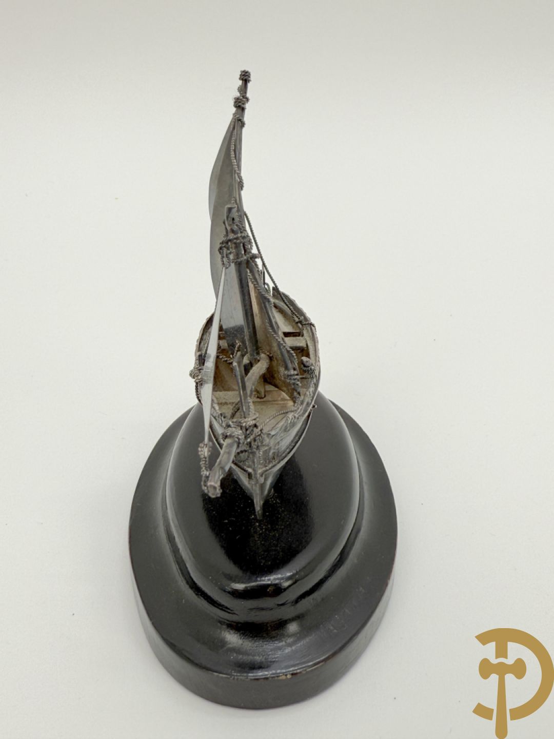 Massief zilveren zeilbootje op houten sokkel