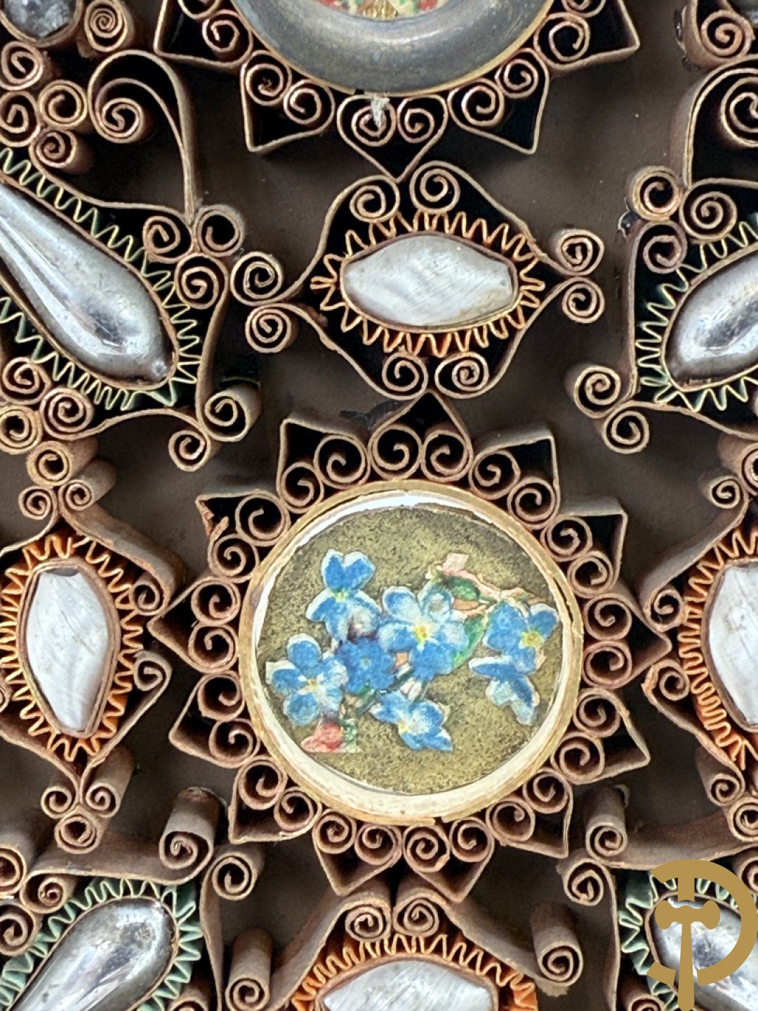 Relikwiehouder in de vorm van een altaar met Christusnagel en omgeven door papperollen - onder stolp