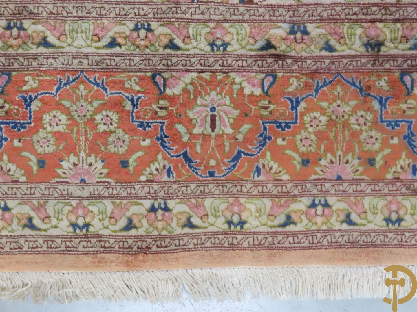 Oosters handgeknoopt tapijt zijde op katoen met centraal medaillon en bloementaferelen