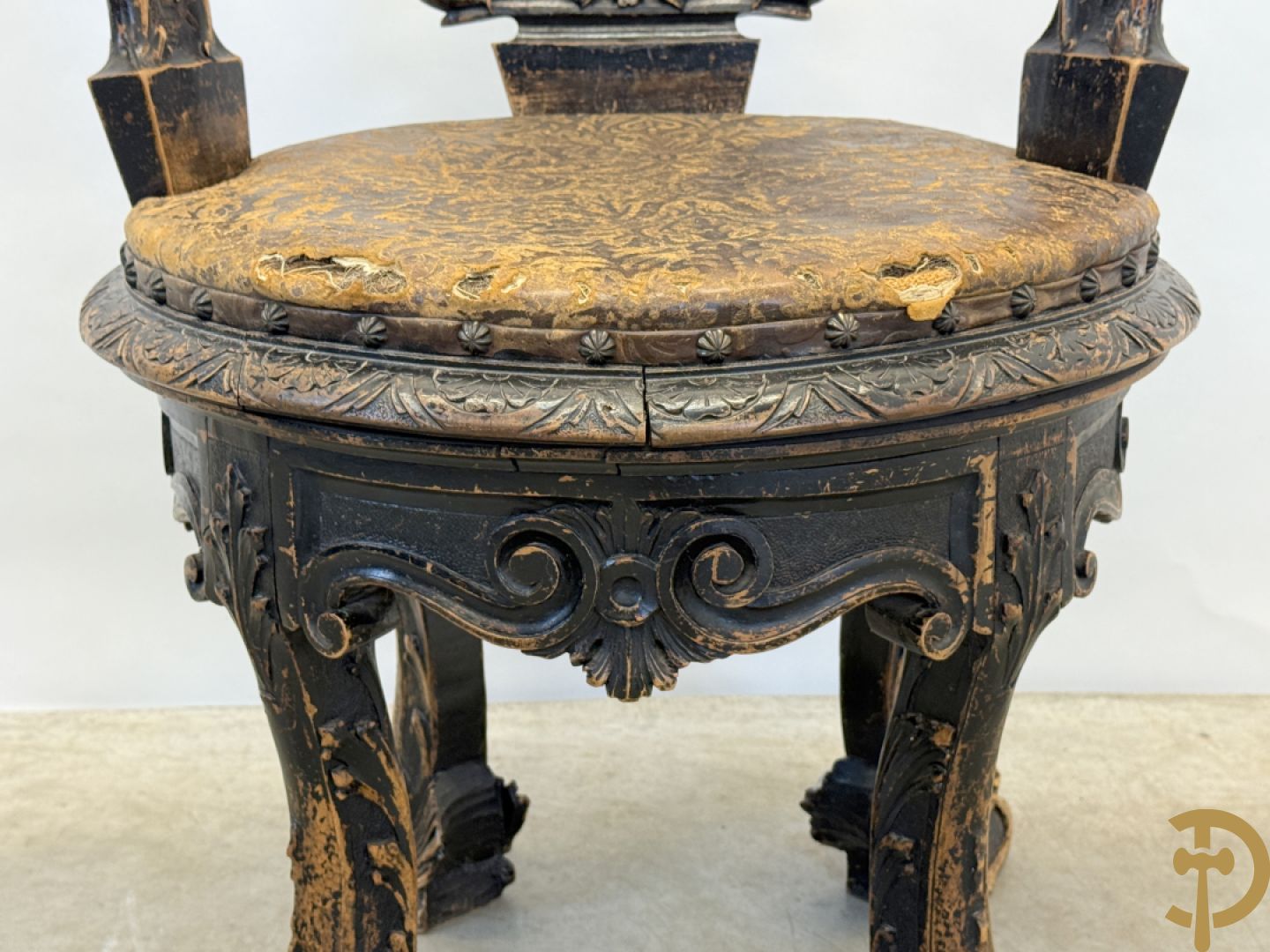 Gesculpteerde draaibare gondelvormige stoel steunend op 4 poten in de vorm van dolfijnen, bovenaan met kariathiden en engelenkoppen