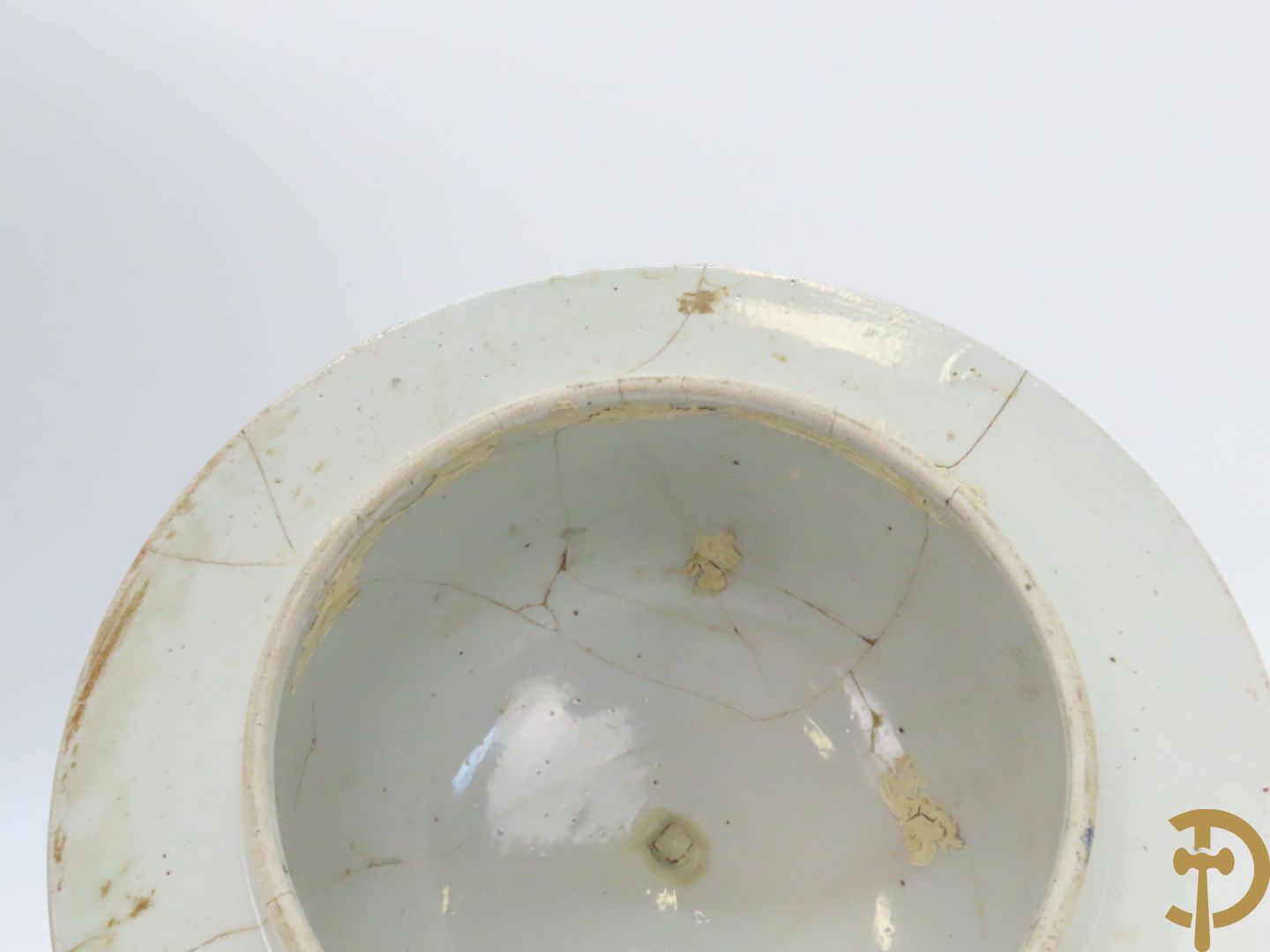 Grote Japanse Imari dekselpotiche bezet met fo hond en natuurtaferelen