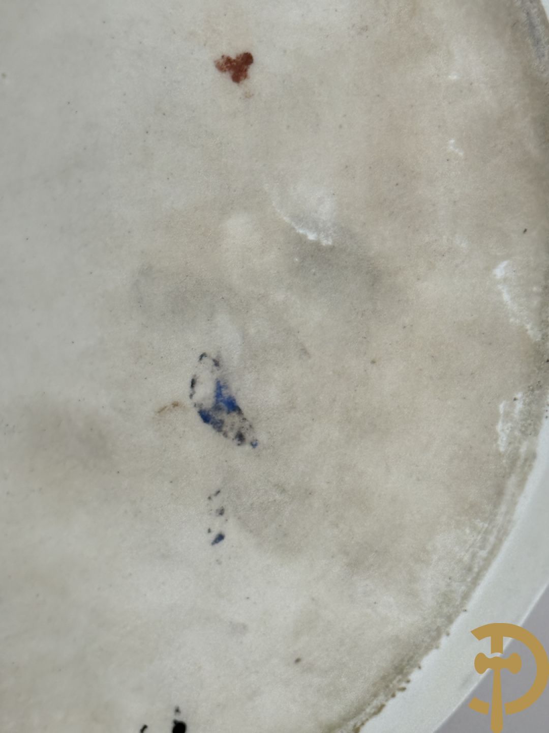 Porseleinen sierbord met decor van cupido