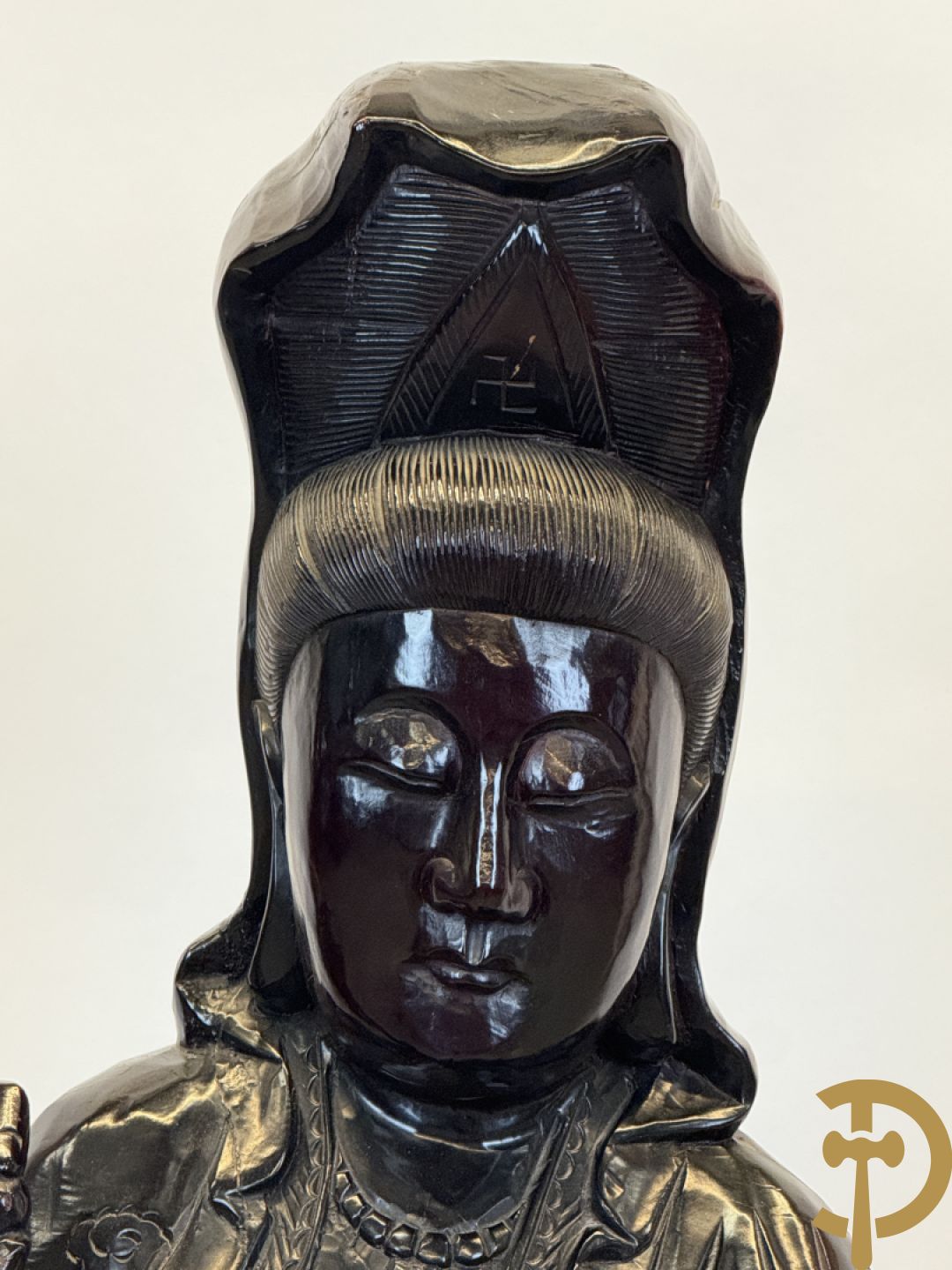 Aziatische houtsculptuur van Guanying met lotusbloem en drakenfiguur aan de voet