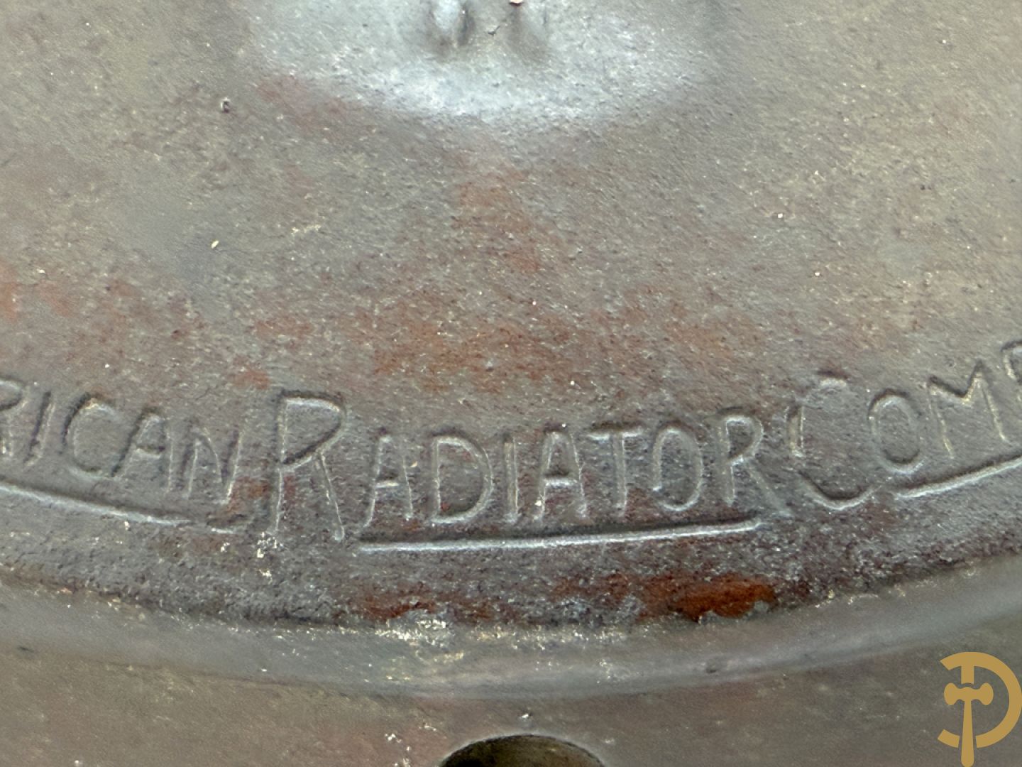 Metalen ovale schotel met dame omgeven door bloemen en accanthusranken, achteraan getekend American Radiator Cie