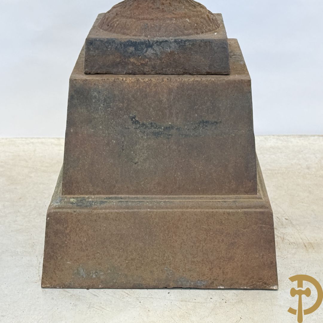 Kelkvormige amfoorvaas op gietijzeren sokkel