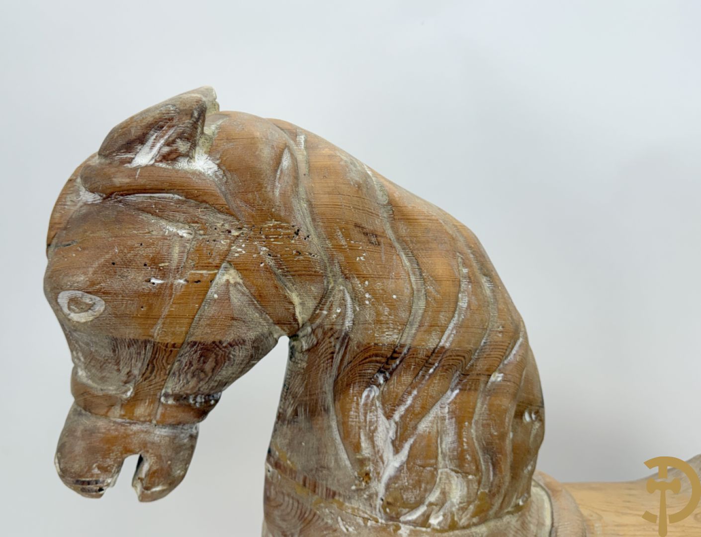Houtgesculpteerd kinderpaard