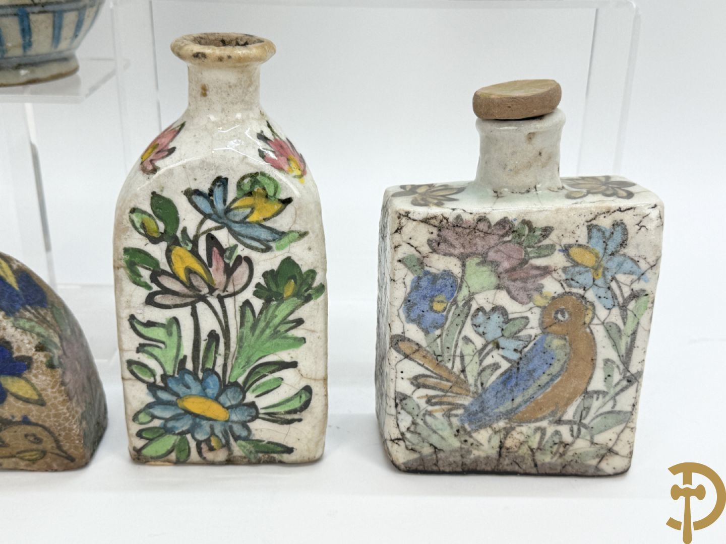 10 meerkleurige geglazuurde keramieken flesjes met decor van bloemen-en dierenmotieven, Iznik