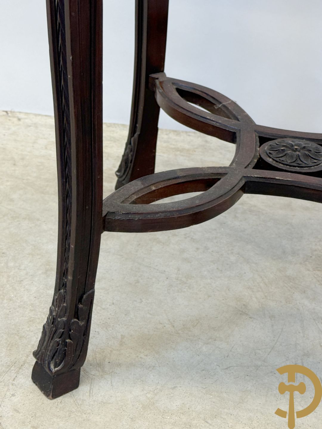 Notelaren bijzettafel met marmeren blad op voluutvormige poten