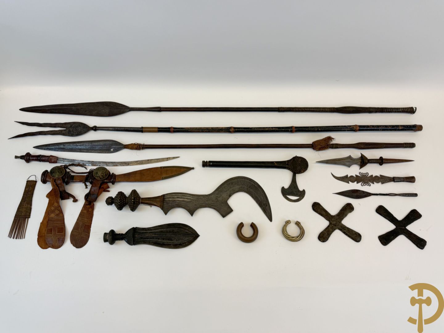 Zes Afrikaanse machetes, 4 speren, bronzen ruilmiddel en 2 bronzen armbanden