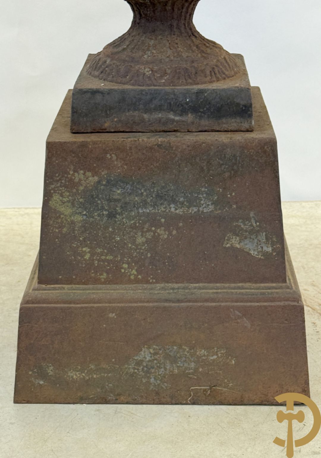 Kelkvormige amfoorvaas op gietijzeren sokkel